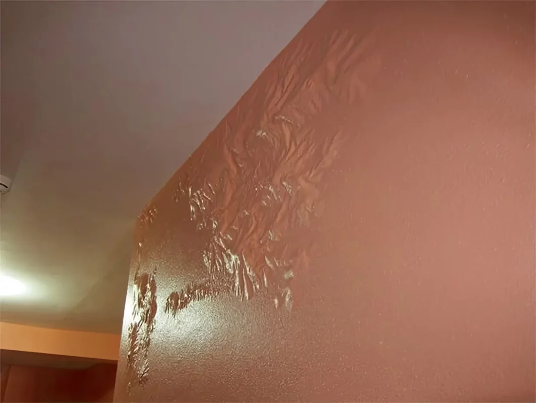 Почему пузырится краска. Отслоилась краска на стене. Дефекты покраски стен. Некачественная покраска стен. Пузырится краска на стене.